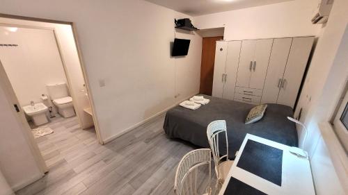 um quarto com uma cama e uma casa de banho com um WC em Cozy studio - Palermo Chico em Buenos Aires