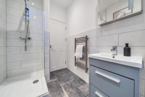 y baño con lavabo y ducha. en Modern, City Centre -2 Bedroom Apartments en Reading