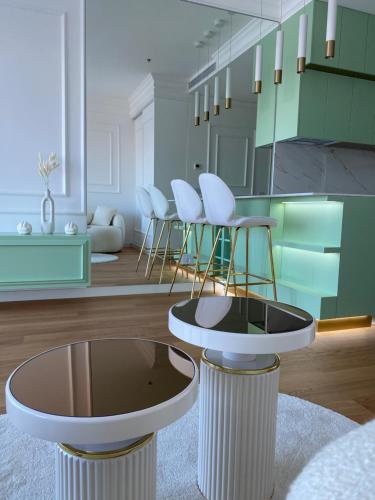 - un salon avec une table et des chaises dans l'établissement Sky Residence West 65 Tower, à Belgrade
