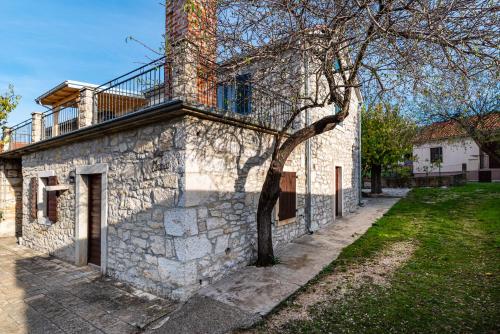 Το κτήριο όπου στεγάζεται  η παραθεριστική κατοικία