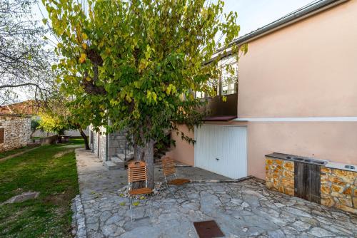 Κήπος έξω από το Ferienhaus Kuca Marija - Traditionelles Steinhaus bei Zadar