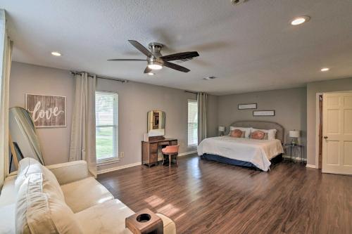 1 dormitorio con 1 cama y ventilador de techo en Spacious Freeport Home with Private Pool and Lake View, en Freeport