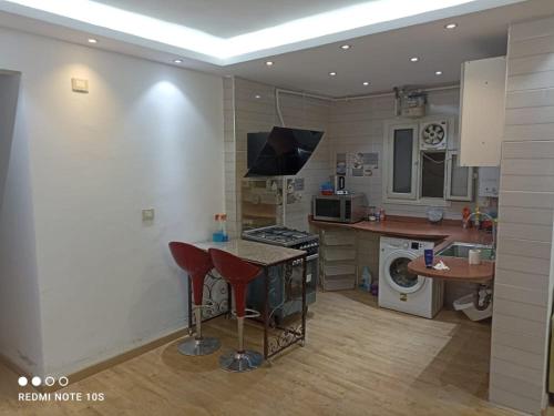 A kitchen or kitchenette at شقة مفروش ٣ غرف و٢ حمام سرايات المعادى