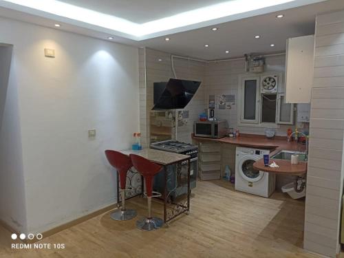 a kitchen with a table and a counter top at شقة مفروش ٣ غرف و٢ حمام سرايات المعادى in Cairo