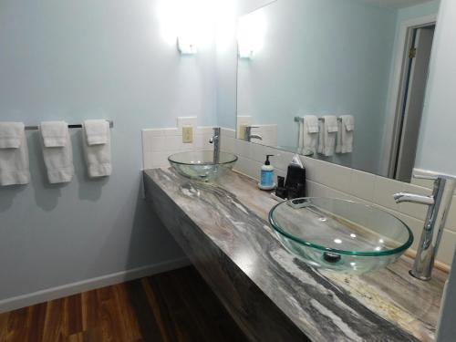 a bathroom with two glass sinks on a counter at Silver Ridge Lodge in Salida