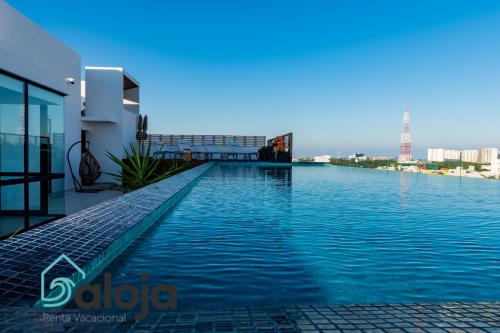 uma piscina no telhado de um edifício em Torre Sofia magnific apartments & estudios with great amenities em Cancún