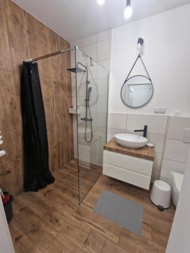 a bathroom with a shower with a sink and a toilet at 68 - Apartamenty Siedlce - Nowy apartament w centrum przy ul. 3 Maja 51a in Siedlce