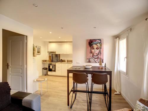 une cuisine et un salon avec une table et des chaises dans l'établissement Vanille climatisé Port et plages à pieds by LaConciergtie13, à La Ciotat