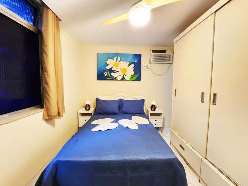 1 dormitorio con 1 cama azul y 2 toallas en Studio no Coração do Leblon JL311, en Río de Janeiro
