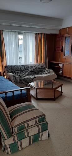 1 dormitorio con 2 camas y ventana en Departamento Mar de Plata Argentina en Mar del Plata