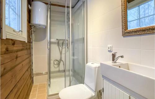 uma casa de banho com um chuveiro, um WC e um lavatório. em Lovely Home In Gunnarskog With House A Panoramic View em Gunnarskog