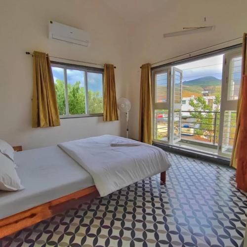 Ένα ή περισσότερα κρεβάτια σε δωμάτιο στο 3BHK Marigold Villa near Lonavala