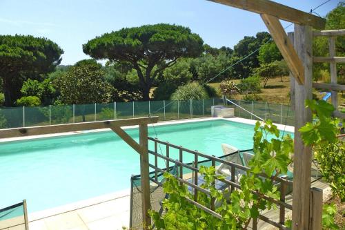 une piscine avec une clôture et des arbres dans l'établissement Villa in Roquebrune with Sea View & Pool, à La Garonnette-Plage