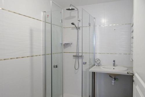 La salle de bains est pourvue d'une douche et d'un lavabo. dans l'établissement Modern holiday home 500 m from the sea in Morgat, à Morgat
