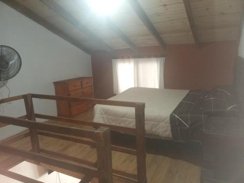 1 dormitorio con cama y ventana en Los jilgeros en Santa Rosa de Calamuchita