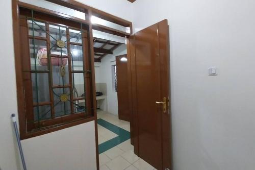 Salle de bains dans l'établissement Pirerukafu Villa's - Villa Tipe Thailand di Kota Bunga Puncak