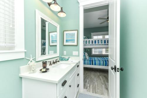 Φωτογραφία από το άλμπουμ του Fins Up - New Home wPrivate Heated Pool 4 Min Walk to Beach wBeach Gear σε Holmes Beach