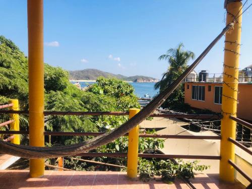 - un hamac sur un balcon avec vue sur l'océan dans l'établissement Habitaciones Chalo, à Garita