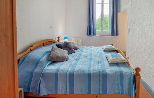 Un dormitorio con una cama azul con almohadas. en Nice Apartment In Fox Amphoux With Wifi, en Fox-Amphoux