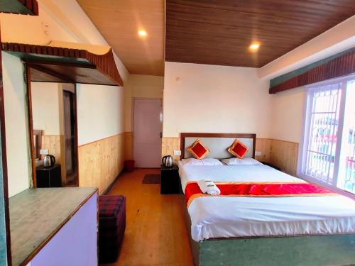 a bedroom with a large bed in a room at Shorya Regency Near Mall Road Shimla in Shimla
