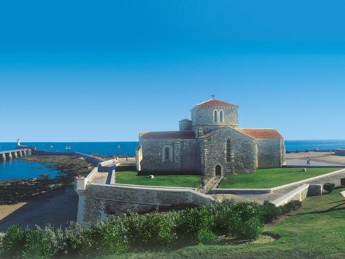 une ancienne église sur la rive d'une masse d'eau dans l'établissement Studio charmant proche plage, chenal, et commerce, bien équipé au cœur des Sables d'Olonne - FR-1-92-597, à Les Sables-dʼOlonne