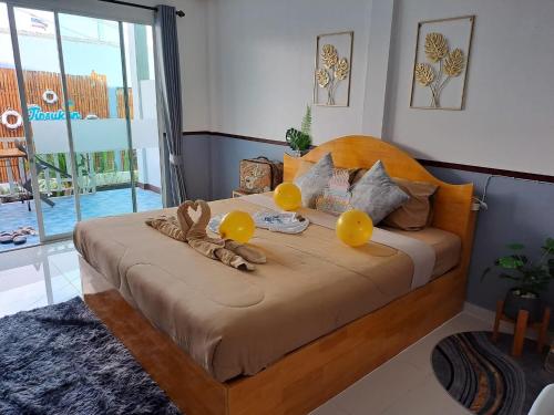 เตียงในห้องที่ Baan Tipsukon