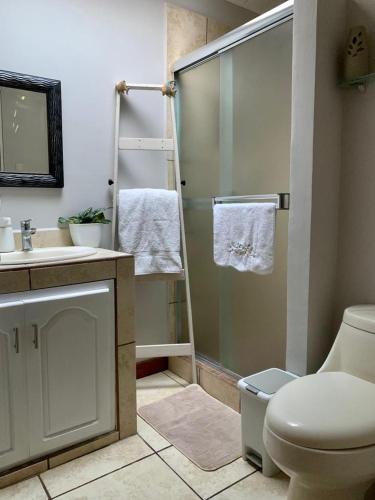 Room near Airport/ Cerca del Aeropuerto