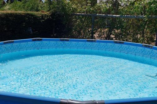 una gran piscina con agua azul. en Fabulosa y mágica casa en Pingueral, en Tomé