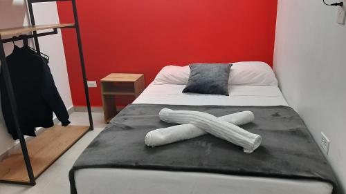 a bed in a room with two white pipes on it at PRIMAVERA LIVING in Medellín