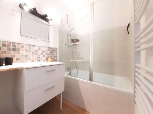 une salle de bain avec un lavabo blanc et une douche dans l'établissement Studio Cabine 6 Pers, Balcon, Proche Pistes - Saint-Lary-Soulan - FR-1-457-317, à Saint-Lary-Soulan