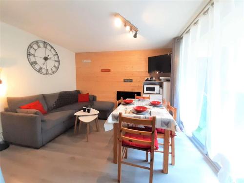 un salon avec un canapé et une table dans l'établissement T3 6 pers à St-Lary-Soulan avec balcon, wifi et parking - FR-1-457-318, à Vignec