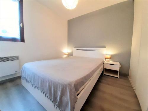 Postel nebo postele na pokoji v ubytování T3 6 pers à St-Lary-Soulan avec balcon, wifi et parking - FR-1-457-318