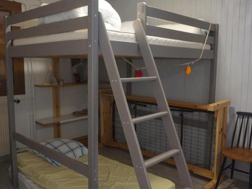 T3 60m² 6/7 pers à 50m des pistes, animaux acceptés, linge inclus hiver - FR-1-636-222 في أورسيير: سرير بطابقين مع سلم في الغرفة