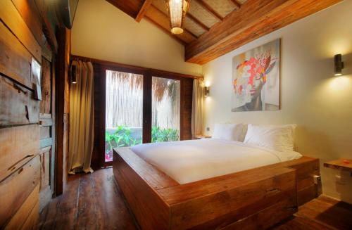 Gulta vai gultas numurā naktsmītnē Villa Tatu by Optimum Bali Villas