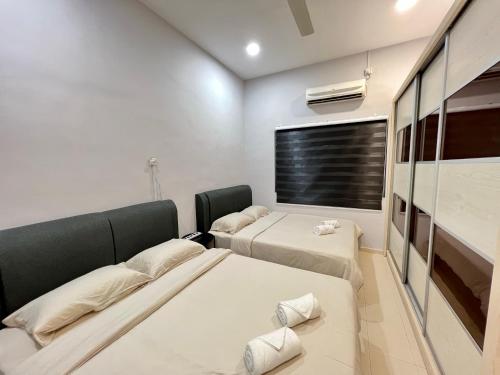 a room with two beds and a window at FunkyVila3 8PAXNear188Tower, ArtStreet, HTTA in Kuantan