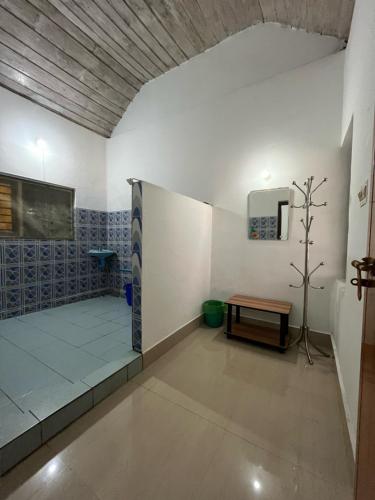 una camera con doccia e panca di Dream Nest Guest House a Alleppey