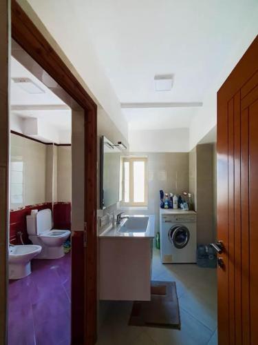 Lovely 2 bedroom condo with parking on premises! - Image 14