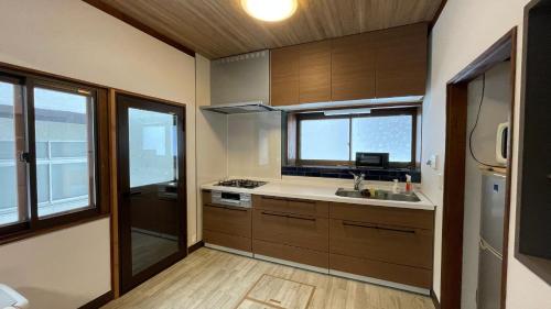 a small kitchen with a sink and a window at ZU-THONES HAKUBA ANNEX in Yotsuya