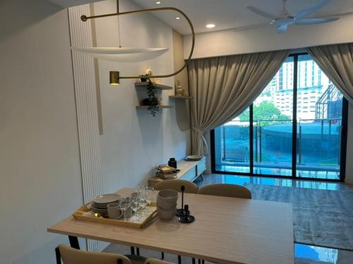 een eetkamer met een houten tafel en stoelen bij The Ooak Suites and Residence@ Kiara 163 in Kuala Lumpur