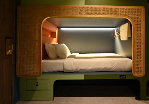 ein Modell eines Bettes in einem Zimmer in der Unterkunft Dream Chaser Boutique Capsule Hotel in Singapur