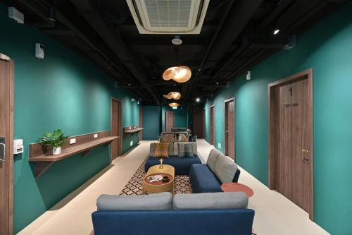 Χώρος καθιστικού στο Dream Chaser Boutique Capsule Hotel