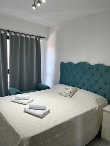 una camera da letto con un letto e due asciugamani di DEPARTAMENTO DAIAN I a Salta