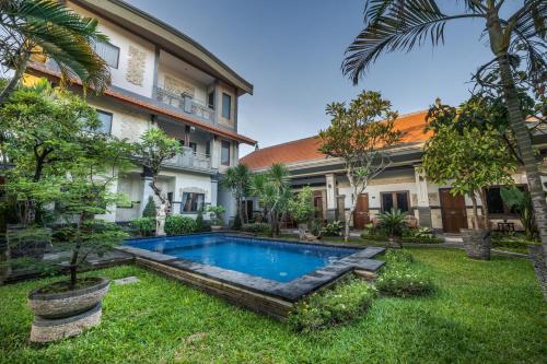 uma piscina no pátio de um edifício em Gria Umasari Sanur em Sanur