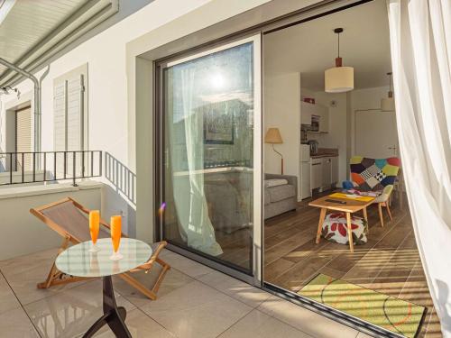 Photo de la galerie de l'établissement Appartement moderne à 400m de la plage avec balcon et parking à Anglet - FR-1-3-566, à Anglet