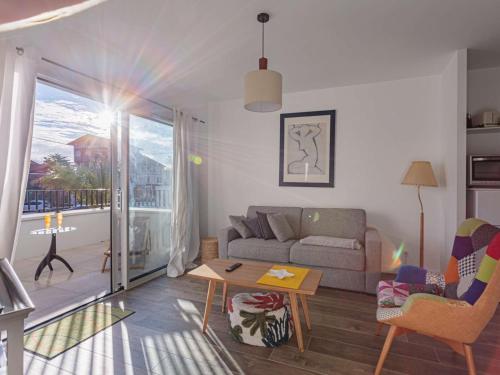 Photo de la galerie de l'établissement Appartement moderne à 400m de la plage avec balcon et parking à Anglet - FR-1-3-566, à Anglet