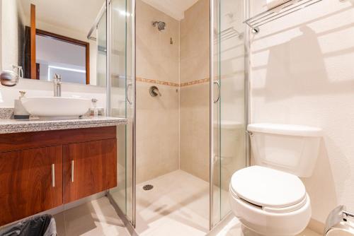 y baño con ducha, aseo y lavamanos. en SH Comfort apartments near Anzures by VH, en Ciudad de México