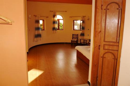 um quarto com uma cama e piso em madeira em Bete Serkie Lalibela em Lalibela