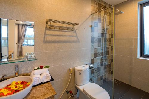 y baño con aseo, lavabo y ducha. en HOIANIAN CENTRAL VILLA, en Hoi An