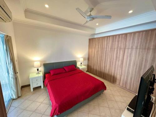 een slaapkamer met een rood bed en 2 nachtkastjes bij View Talay Villas - Luxury 2BR pool villa nr beach - VTV 86 in Jomtien Beach