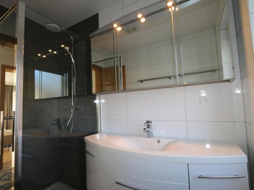 因斯布魯克的住宿－Holiday flat, Axams，一间带水槽和镜子的浴室